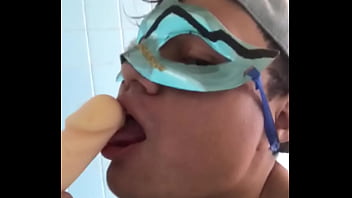 Preview 1 of Follando En El Portal - Mamando dildo gay