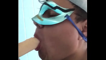 Preview 4 of Follando En El Portal - Mamando dildo gay