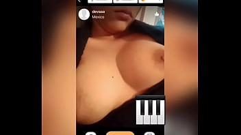 Preview 2 of Blindfold Surprise Shemale - Puta muestra tetas