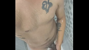 Preview 1 of Doggy Dogs - Punheta no banho