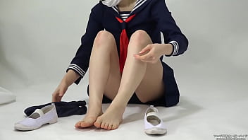 Preview 3 of Boobs Leaking - Les filles enl&egrave_vent leurs chaussettes et mettent leurs chaussures pieds nus