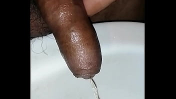Preview 2 of Xxx Sax Vde - Jugando con mi prepucio cuando meo y jalandome laverga
