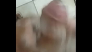 Preview 2 of Kuwait Oral Sex - Hetero com Muito tes&atilde_o no Chuveiro (parte1)