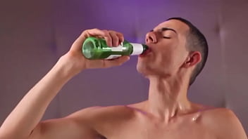 Preview 4 of Morgen Sister - Derramando Cerveja no Corpo