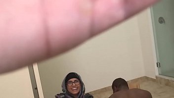 Preview 4 of Mature Fat Tit Mom - MIA KHALIFA - Funny Handjob Bloopers &amp_ Outtakes With Tony Rubino