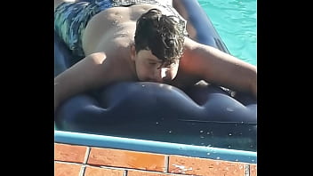 Preview 2 of Tamil Nipple Suck - Gostoso na pscina