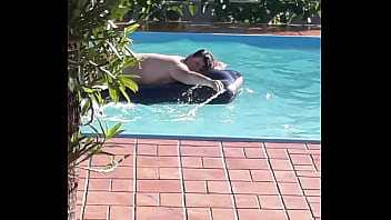 Preview 1 of Tamil Nipple Suck - Gostoso na pscina
