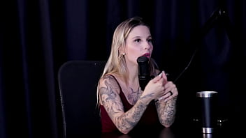 Preview 2 of Mom Liss Ann Hot - Duas gostosas mostram seus peitos depois de falar que ficou preocupada com stalker,  as pessoas n&atilde_o se abrem para experi&ecirc_ncias - Brunna Sweet (WATCH ON: SHEER/RED)