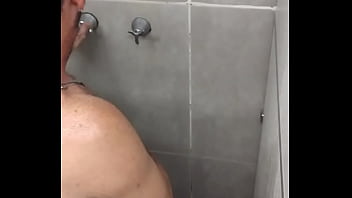 Preview 1 of Kisko Pata Sal Ki Ladki - Um banho gostoso cheio de tes&atilde_o.