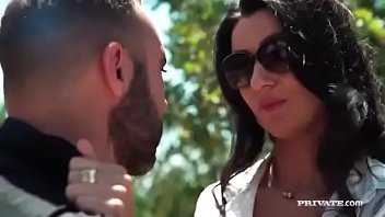 Preview 1 of A 1 Nxxx - Morenas em threesome fazendo sexo anal