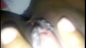 Preview 2 of Cleaning Leaked Girl - Putinha tocando uma siririca