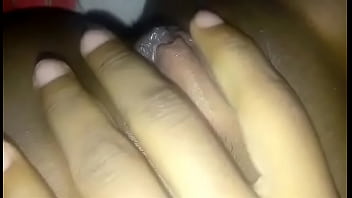 Preview 3 of Cleaning Leaked Girl - Putinha tocando uma siririca