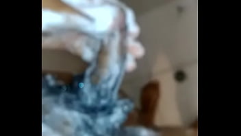 Preview 1 of Xxxvbeo 3gp - hetero 18 a&ntilde_itos verga peluda espumosa en la ducha