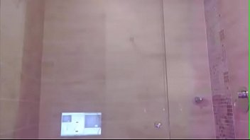 Preview 1 of Hd Xxxx Khun Video - Studentessa latina fa uno spettacolo in bagno