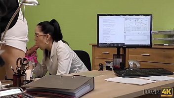 Preview 3 of Mom Dad Teaching Daughter - LOAN4K. Adorable Elis Dark sta crescendo il talento nel gruppo rock ma ha bisogno di soldi