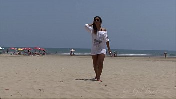 Preview 1 of Xxxbukep - Suzana passeando pela praia liga para Ed j. que vai encontra-la e a leva para piscina