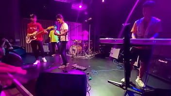 Preview 2 of Bro And Sis Hot Videis - 鯉魚讓台下的妹妹受不了了