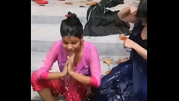 Preview 4 of Desi Suma Aunty - भाभी जी की नहाते समय की विडियो