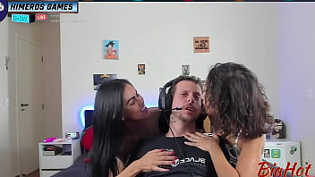 Preview 3 of Ann Mateo Scandal - MEU NAMORADO S&Oacute_ ME DEU ATEN&Ccedil_&Atilde_O QUANDO CHEMEI MINHA AMIGA E O SAFADO ADOROU GANHAR UM BOQUETE DUPLO