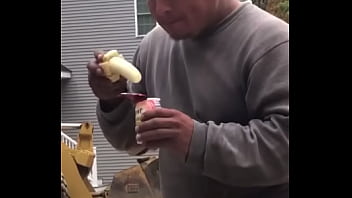 Preview 3 of Colombianas Lindapop - Straight construction man sucks banana