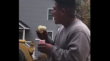 Preview 1 of Colombianas Lindapop - Straight construction man sucks banana