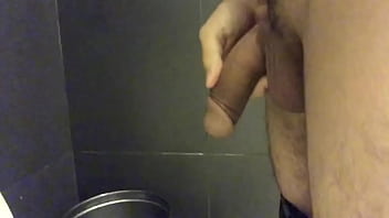Preview 1 of Zeloporn Tudung Jilbab - Mijando e batendo punheta no banheiro p&uacute_blico