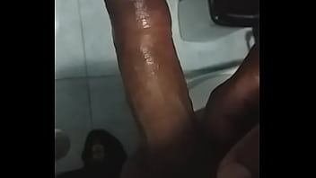 Preview 4 of Nxnsex - moreno de 18 hetero en el ba&ntilde_o 2