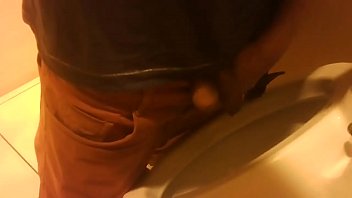 Preview 4 of Sleeping Mom Fuck Sons Friends - Flagra de casado mijando part/5 #verao2019