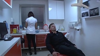 Preview 1 of Defloran Xxx - une jeune dentiste o. de donner sa chatte pour eviter la plainte du client a son patron