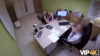 Preview 1 of Mom And Son Long - VIP4K. Il cattivo agente scopa la brava studentessa Nata Lee e approva i suoi documenti