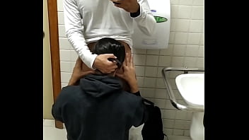 Preview 4 of Strong Hip Baby - RECEBI UMA MAMADA GOSTOSA DO MOLEQUE DENTRO DO BANHEIRO DE DEFICIENTES