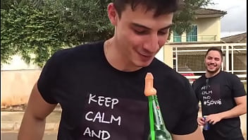 Preview 2 of Sleeping Crime - TREINANDO BOQUETE NA GARRAFA DE HEINEKEN COM AMIGO