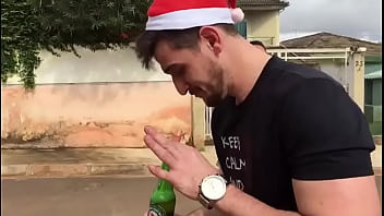 Preview 3 of Sleeping Crime - TREINANDO BOQUETE NA GARRAFA DE HEINEKEN COM AMIGO