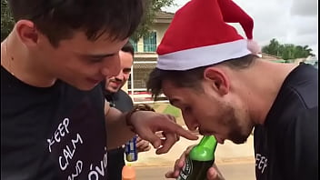 Preview 1 of Sleeping Crime - TREINANDO BOQUETE NA GARRAFA DE HEINEKEN COM AMIGO