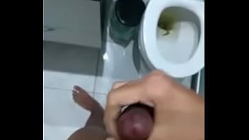 Preview 1 of Somal Beby Xxx - NEGRO GOSTOSO PELUDO GOZA MUITO MAIS MUITO GOSTOSO NA PRIVADA EM QUANTO SEU PAI NAO CHEGA EM CASA BATE SUA PUNHETA A JATO E ACABA GOZANDO MUITO GOSTOSO