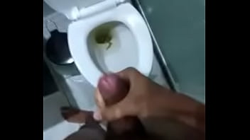 Preview 4 of Somal Beby Xxx - NEGRO GOSTOSO PELUDO GOZA MUITO MAIS MUITO GOSTOSO NA PRIVADA EM QUANTO SEU PAI NAO CHEGA EM CASA BATE SUA PUNHETA A JATO E ACABA GOZANDO MUITO GOSTOSO