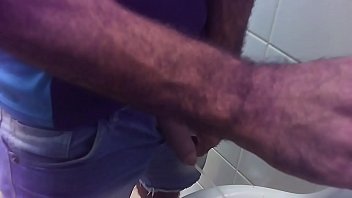 Preview 1 of Big Saman - Flagra de casado mijando part/2 #verao2019