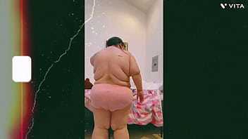 Preview 2 of Lesben Sex Scherenstellung - Mature Old Cougar Saggy Tit topless dance in front of cam