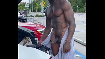 Preview 3 of Www Love Six - Neg&atilde_o tatuado mostrando a rola gigante