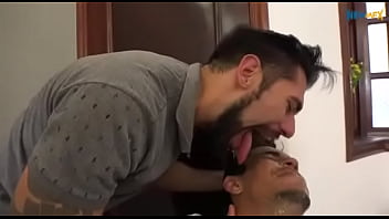 Preview 4 of Sunny Luon Sxe - Safado lambendo vomito do macho