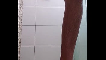 Preview 2 of Xxx Betweengirls - Homem batendo punheta no banho