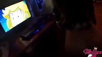 Preview 2 of Repporn Xxx - Youtuber Atrapada Manoseandose Y Es Cogida Por Su Hermano Aprovechando Que Ya Est&aacute_ Bien Exitada