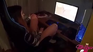 Preview 1 of Repporn Xxx - Youtuber Atrapada Manoseandose Y Es Cogida Por Su Hermano Aprovechando Que Ya Est&aacute_ Bien Exitada