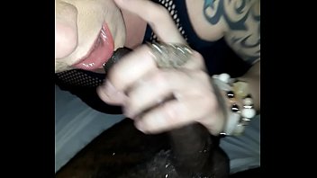 Preview 3 of Pov Two Girls Sucking - Tirando leite do vendedor!
