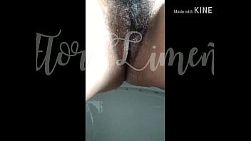Preview 1 of Nenek Umur 90 - Flor Lime&ntilde_a muy temprano orinando en la oficina