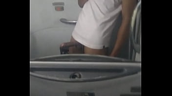 Preview 1 of Trk Lezler - Novinho gozando no &ocirc_nibus de viagem