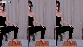 Preview 3 of Girls Watch Men Jerk Off On Cam - G&aacute_i H&agrave_n Quốc nhảy trang phục gợi cảm hỗn hợp