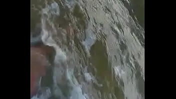 Preview 4 of Leaspean Plum - Eu agachando na pika do casado na praia