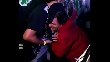 Preview 1 of English Girl Sixy - Giovanni Spiassi pegando no pau do amigo na balada gay. Taty Cass