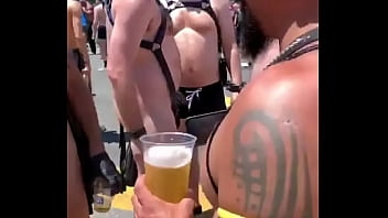 Preview 1 of Xmvideo Anjalica Hurt - PARADA GAY branquinho louco pela rola gigante do mascarado